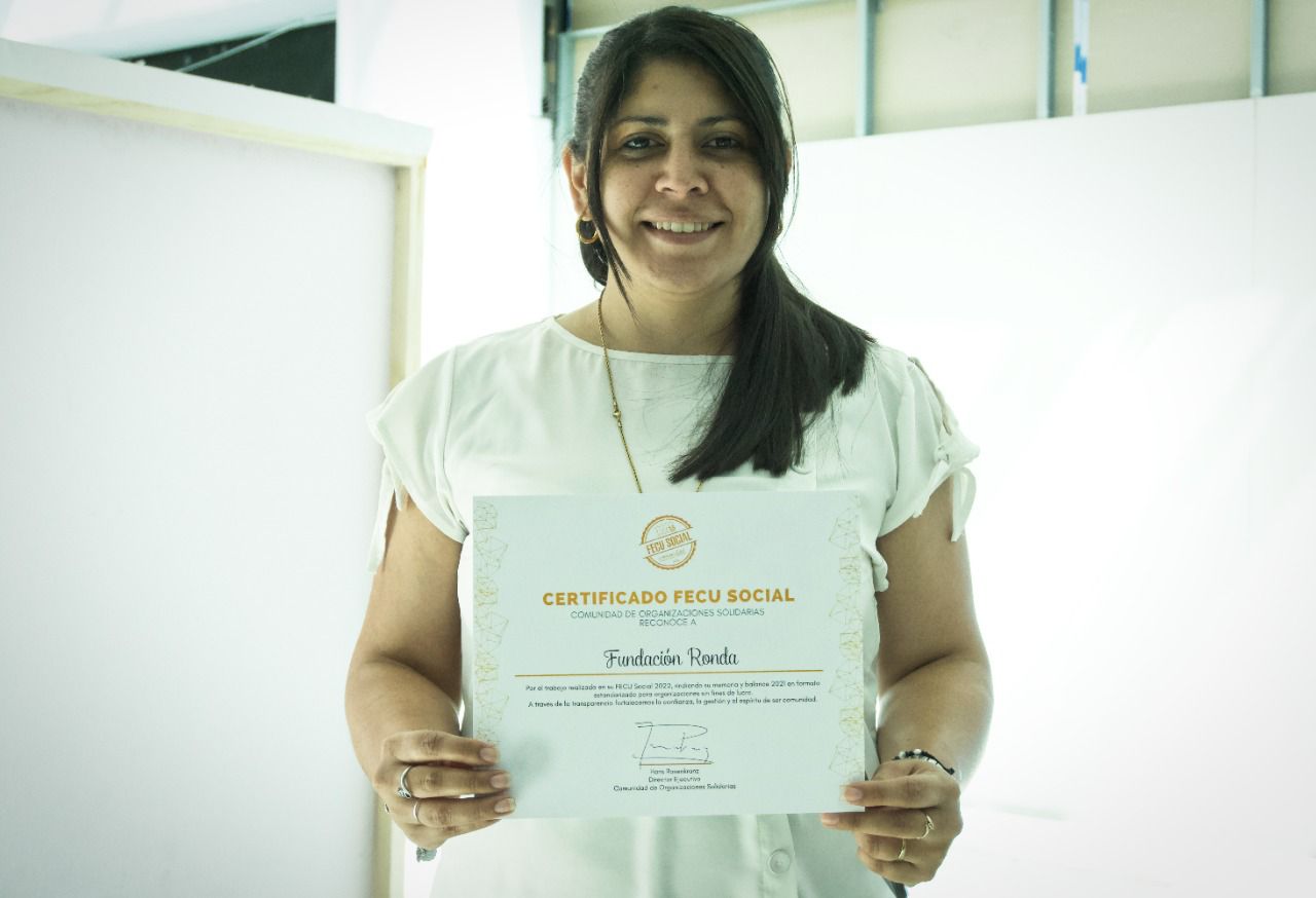 Persona sosteniendo certificado COS